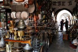 Image du Maroc Professionnelle de  Marchand de cuivre au souk de Dlala des tapis et produits de l'artisanat marocain à la cité des Habous. Parmi les endroits les plus pittoresques de Casablanca, la Cité de Habous conçue par les architectes Auguste Cadet et Edmond Brion d’après l’ébauche d’un premier plan-masse dû à Albert Laprade. La construction n’avait commencé qu’après la première guerre mondiale. Situé près du Palais Royale, ce joyau architectural est le point de départ de la nouvelle médina de la ville, , Dimanche 7 0ctobre 2012. Le quartier des Habous fait partie du patrimoine architectural de Casablanca (Photo / Abdeljalil Bounhar) 